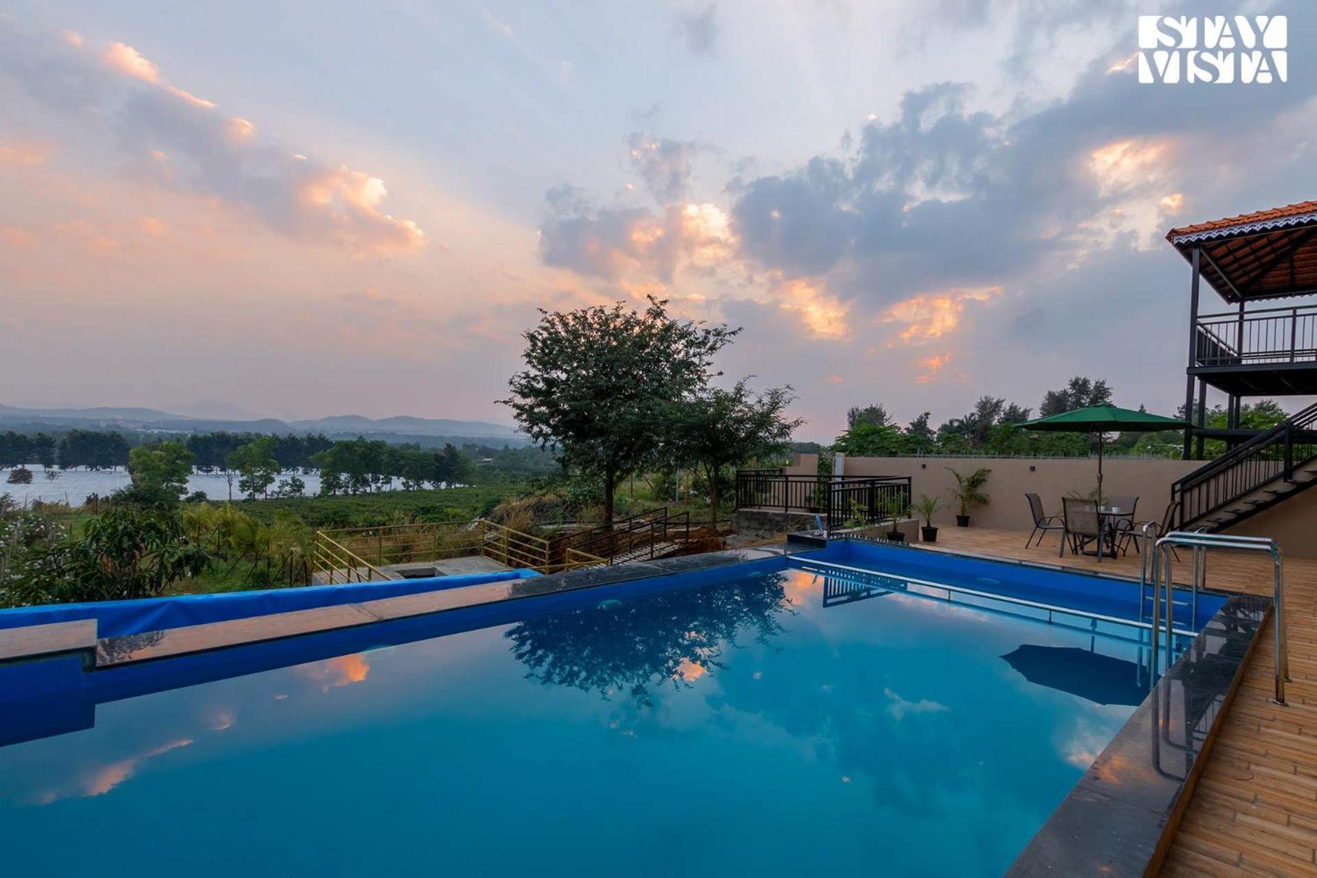Stayvista'S Harvest Haven - Pool-View Villa With Deck & Machan Near Sula ناسيك المظهر الخارجي الصورة